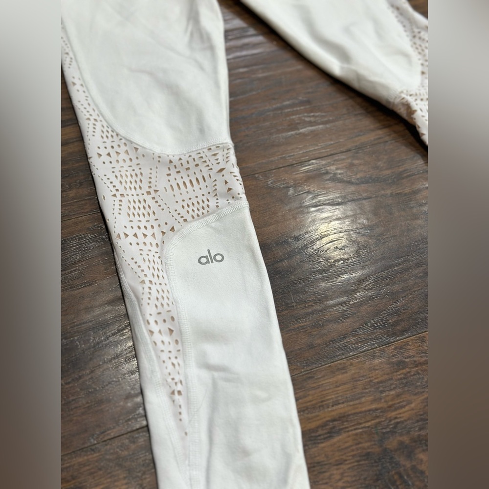 ALO West Coast Yoga Leggings - Picture 11 of 11